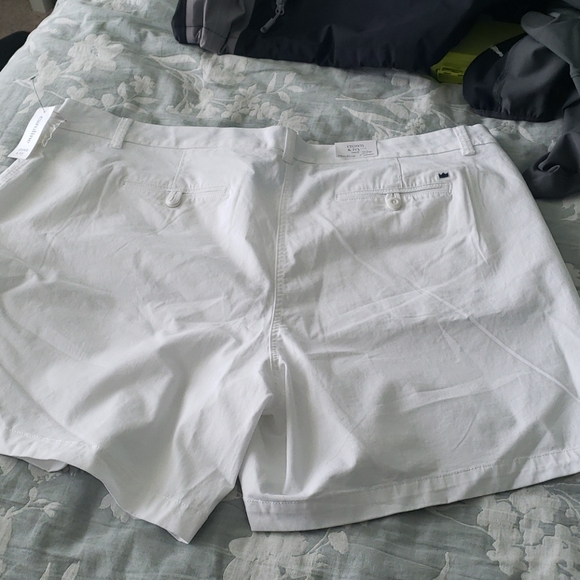 NWT Crown and ivy white shorts 22w - Picture 2 of 3